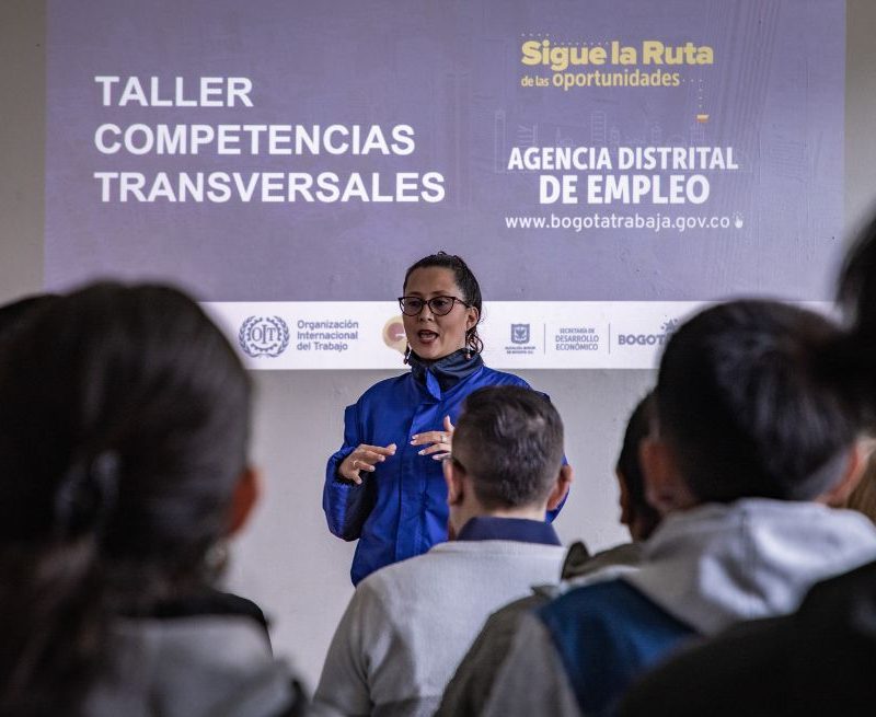 Imagen relacionada con una mujer que imparte un taller formativo a un grupo de personas