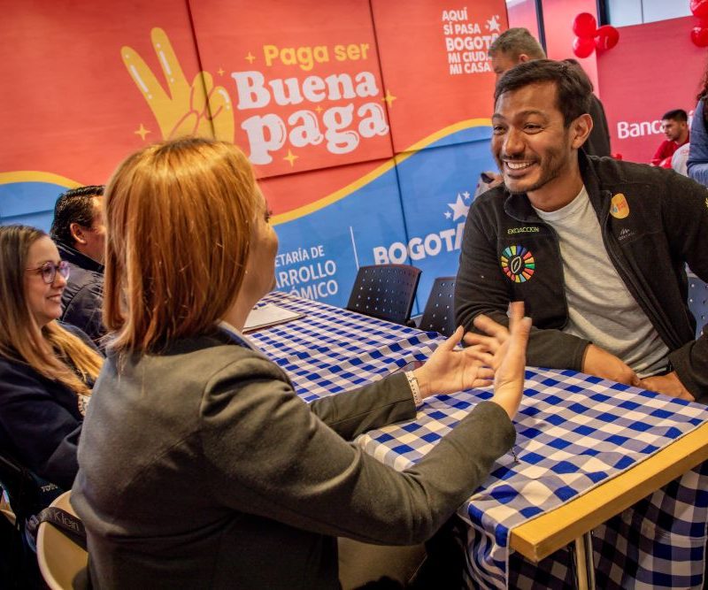 Imagen relacionada con una persona que recibe asesoría para un crédito financiero para su negocio