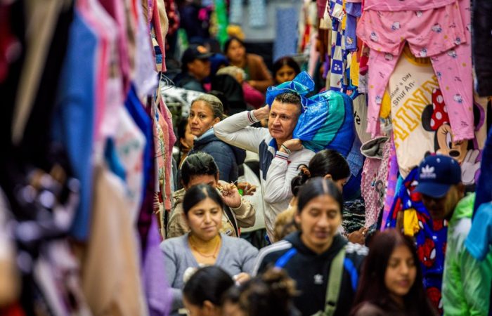 Fotografía de personas comprando artículos