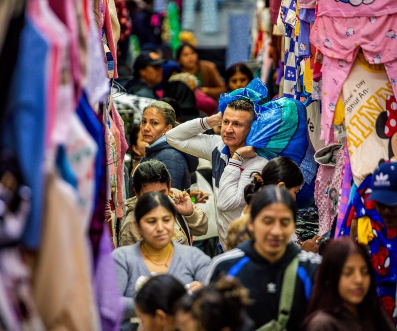 Fotografía de personas comprando artículos