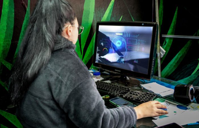 Imagen relacionada con una persona que accede a un curso de formación virtual
