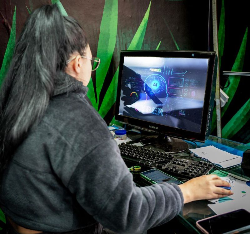 Imagen relacionada con una persona que accede a un curso de formación virtual