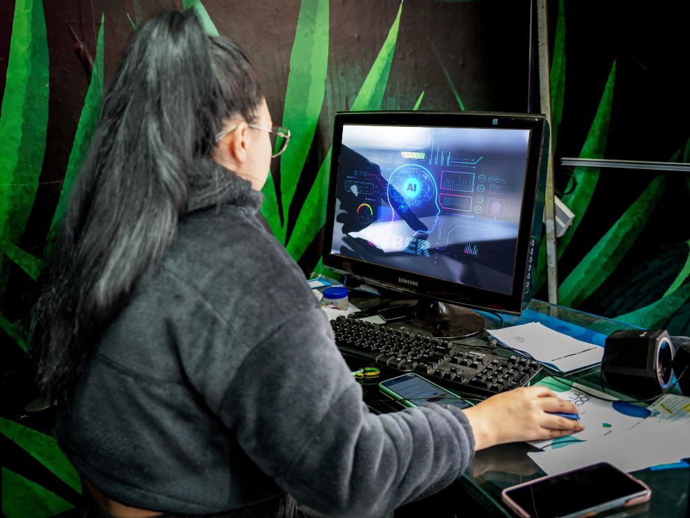 Imagen relacionada con una persona que accede a un curso de formación virtual