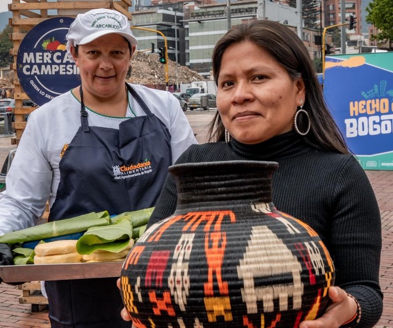 Aparecen dos mujeres exhibiendo los productos que venden