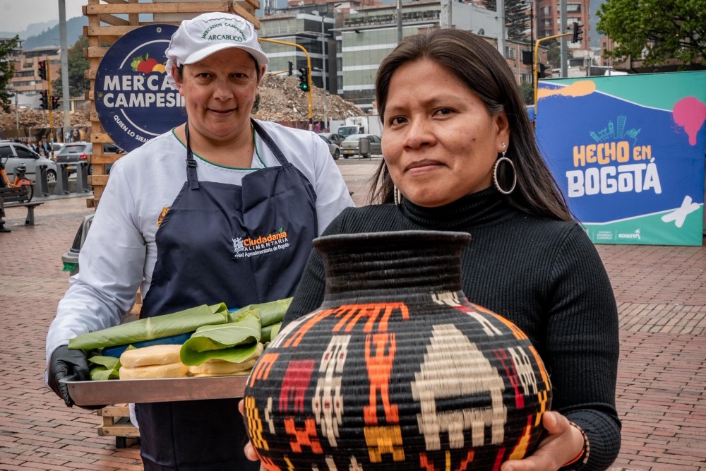 Aparecen dos mujeres exhibiendo los productos que venden