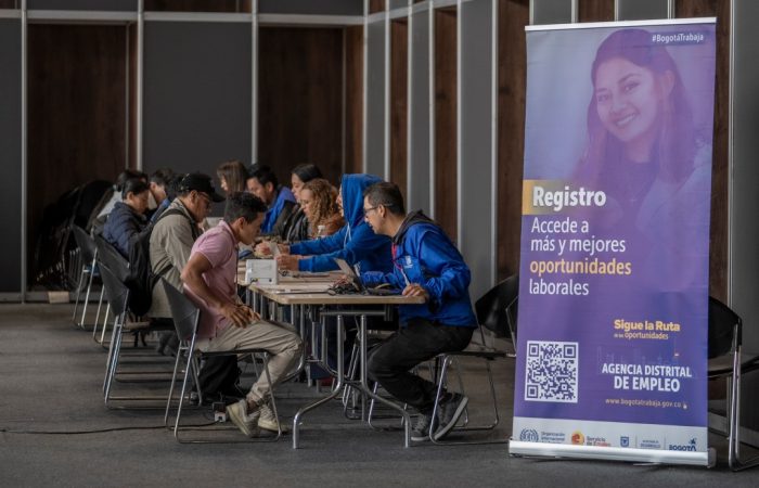 Fotografía de personas recibiendo información