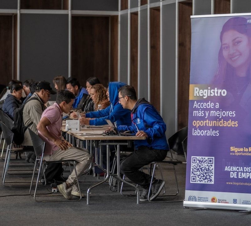 Fotografía de personas recibiendo información