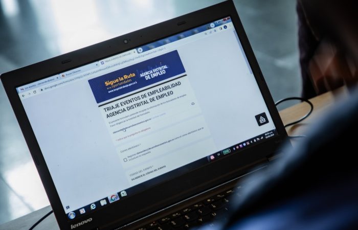 Se muestra la pantalla de un computador que tiene un formulario de la Agencia Distrital de Empleo
