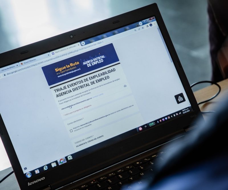 Se muestra la pantalla de un computador que tiene un formulario de la Agencia Distrital de Empleo