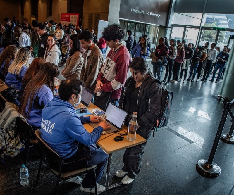 Aparece una mesa en la que un grupo de personas hace fila