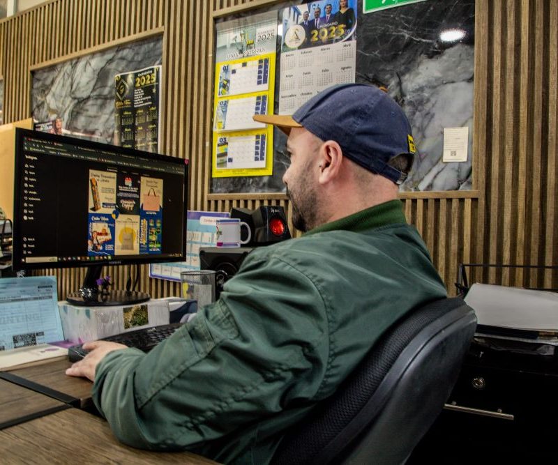 Imagen relacionada con una persona que recibe formación virtual