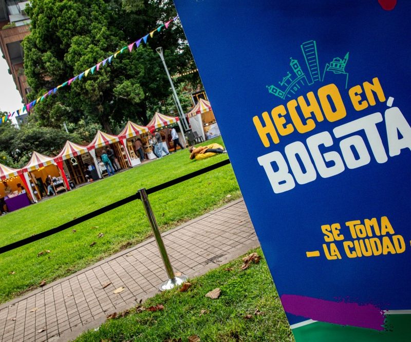 Fotografía de un parque y el logotipo del programa Hecho en Bogotá