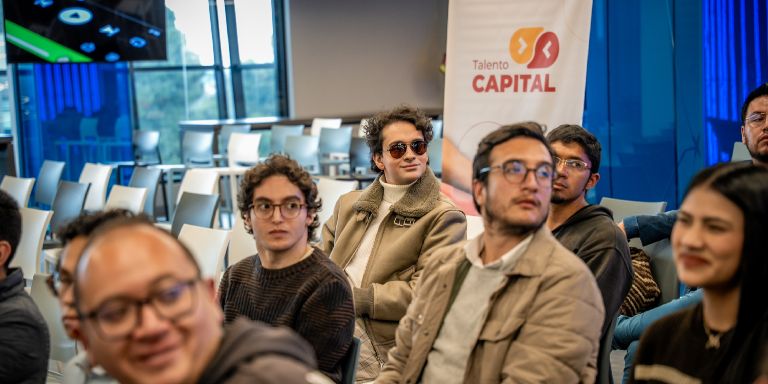 Imagen relacionada con grupo de personas en charla informativa sobre cursos de IBM