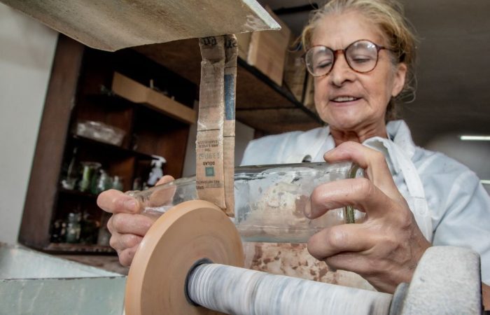 Imagen de mujer emprendedora quien está empacando su producto