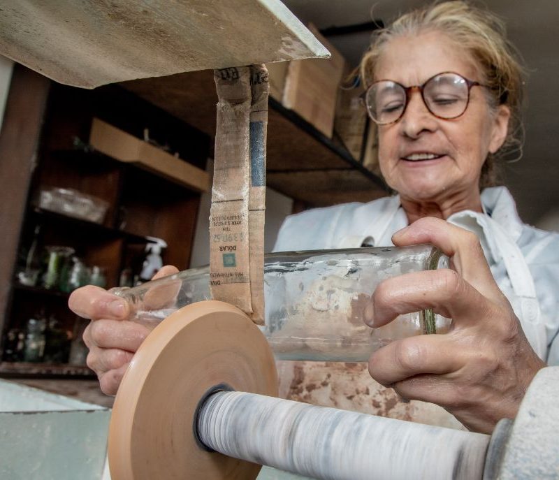 Imagen de mujer emprendedora quien está empacando su producto