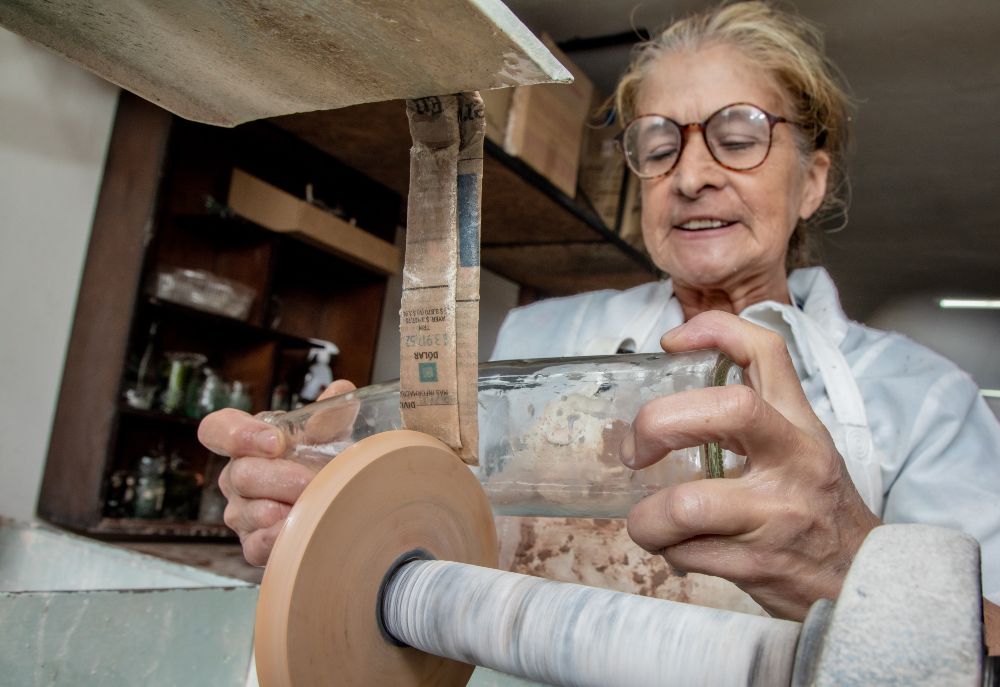 Imagen de mujer emprendedora quien está empacando su producto