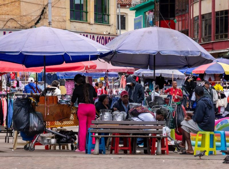 Imagen relacionada con un grupo de vendedores informales