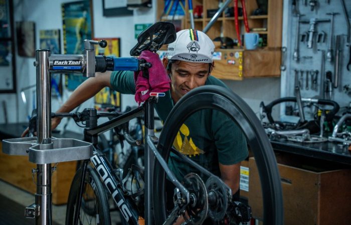 Imagen relacionada con una persona en un taller de ensamble de bicicletas