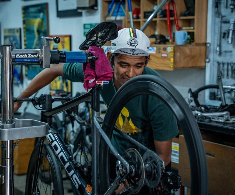 Imagen relacionada con una persona en un taller de ensamble de bicicletas