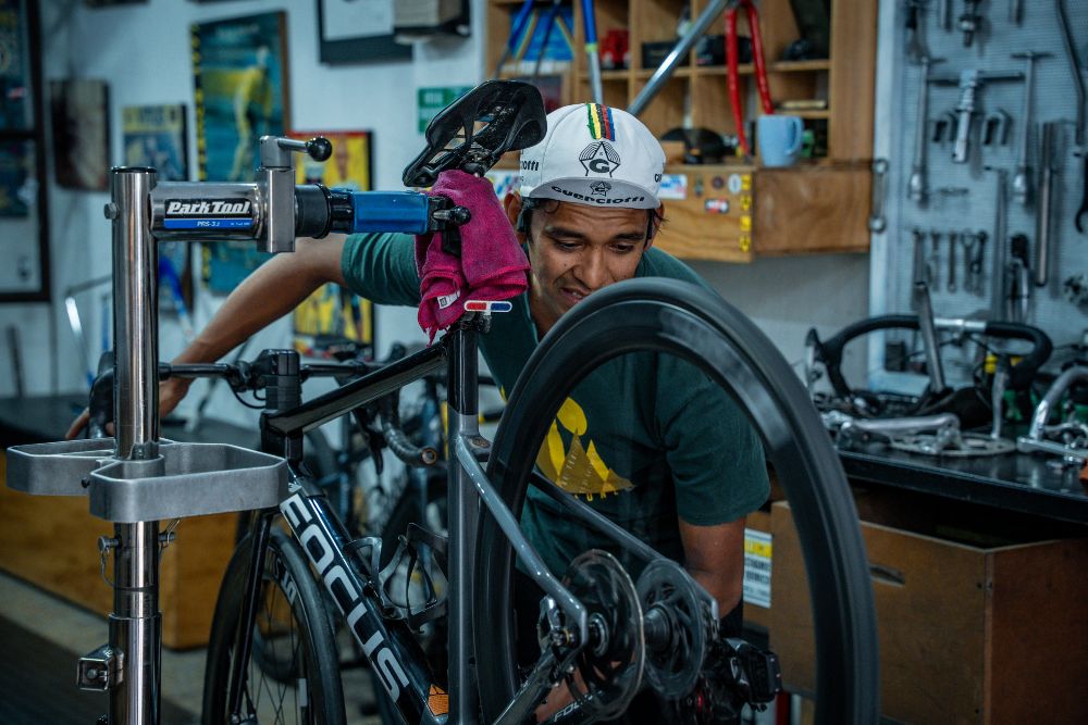 Imagen relacionada con una persona en un taller de ensamble de bicicletas
