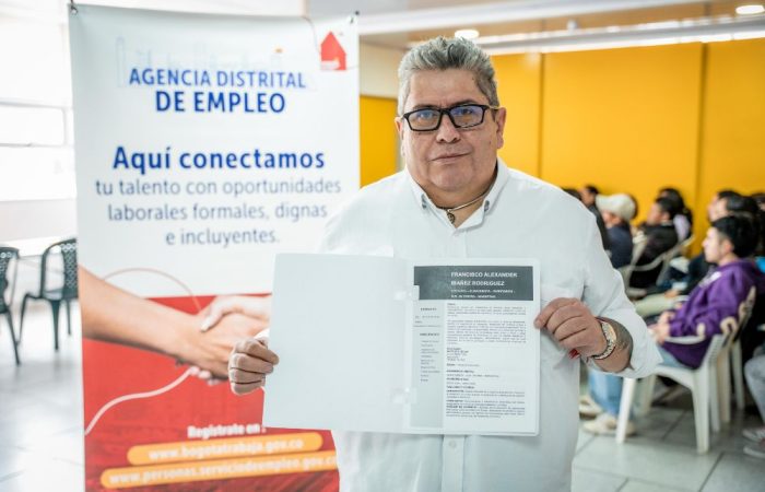 Imagen relacionada con una persona mayor de 50 años que recibe asesoría en empleabilidad
