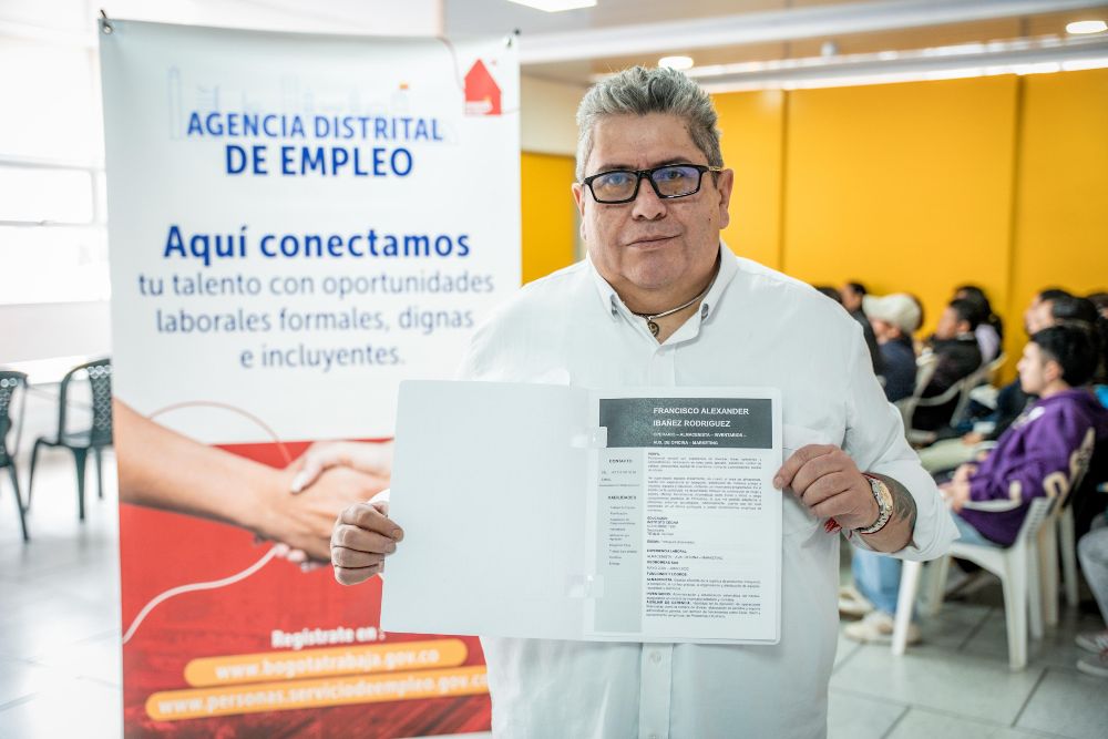 Imagen relacionada con una persona mayor de 50 años que recibe asesoría en empleabilidad