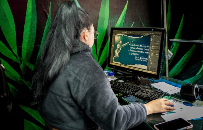 Imagen relacionada con mujer que estudia frente a un equipo de cómputo