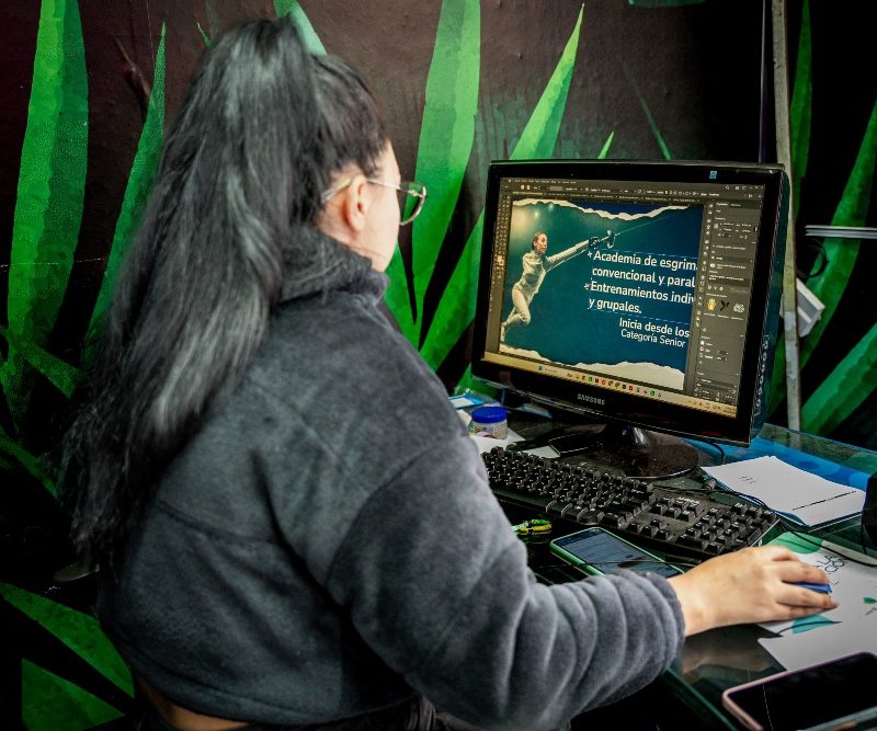 Imagen relacionada con mujer que estudia frente a un equipo de cómputo