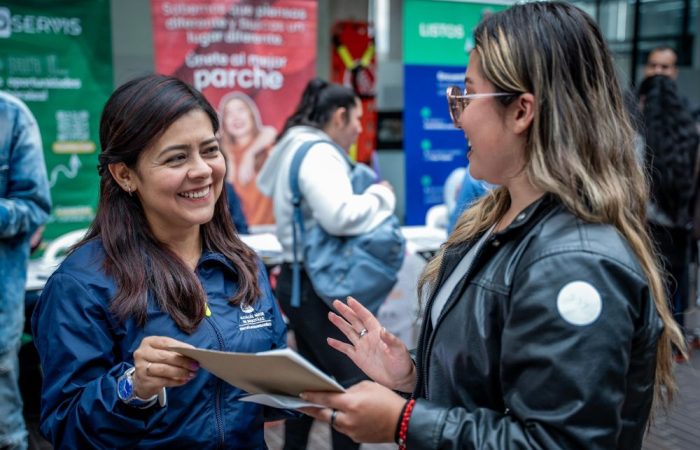 Imagen relacionada con una mujer en feria de empleo