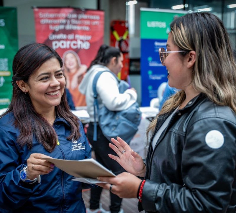 Imagen relacionada con una mujer en feria de empleo