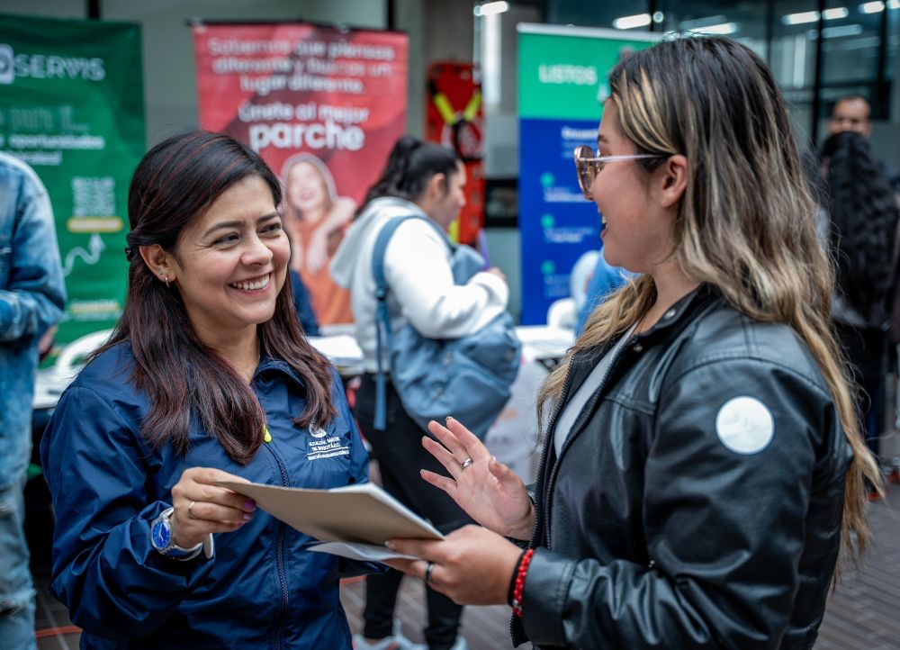 Imagen relacionada con una mujer en feria de empleo
