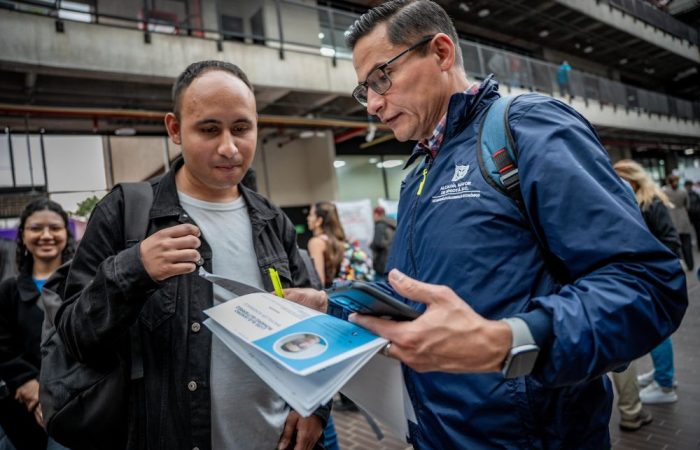Imagen relacionada con una persona que recibe orientación en una feria de empleo
