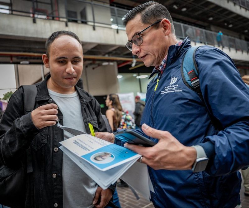 Imagen relacionada con una persona que recibe orientación en una feria de empleo