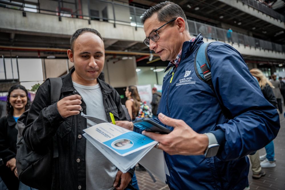 Imagen relacionada con una persona que recibe orientación en una feria de empleo