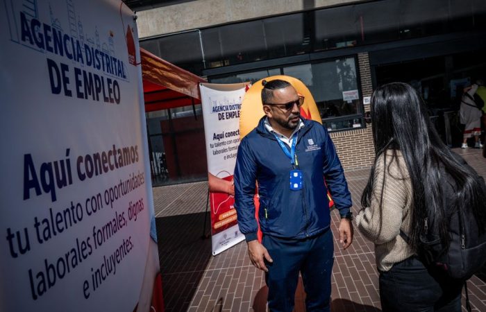 Imagen relacionada con una mujer que recibe orientación en feria de empleo