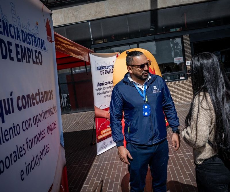 Imagen relacionada con una mujer que recibe orientación en feria de empleo