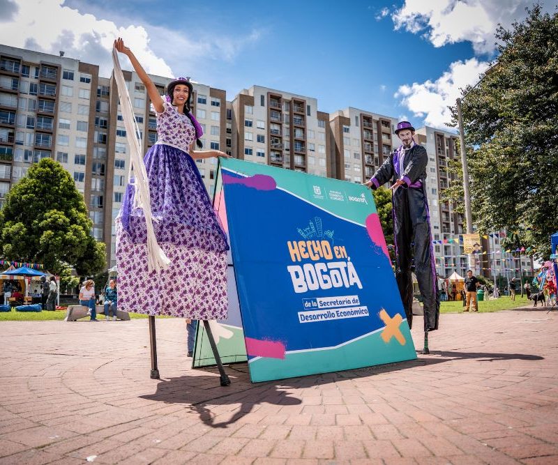 Imagen relacionada con una feria de Hecho en Bogotá lllevada a cabo en un parque público