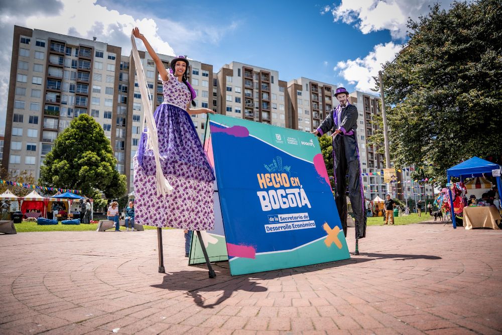 Imagen relacionada con una feria de Hecho en Bogotá lllevada a cabo en un parque público