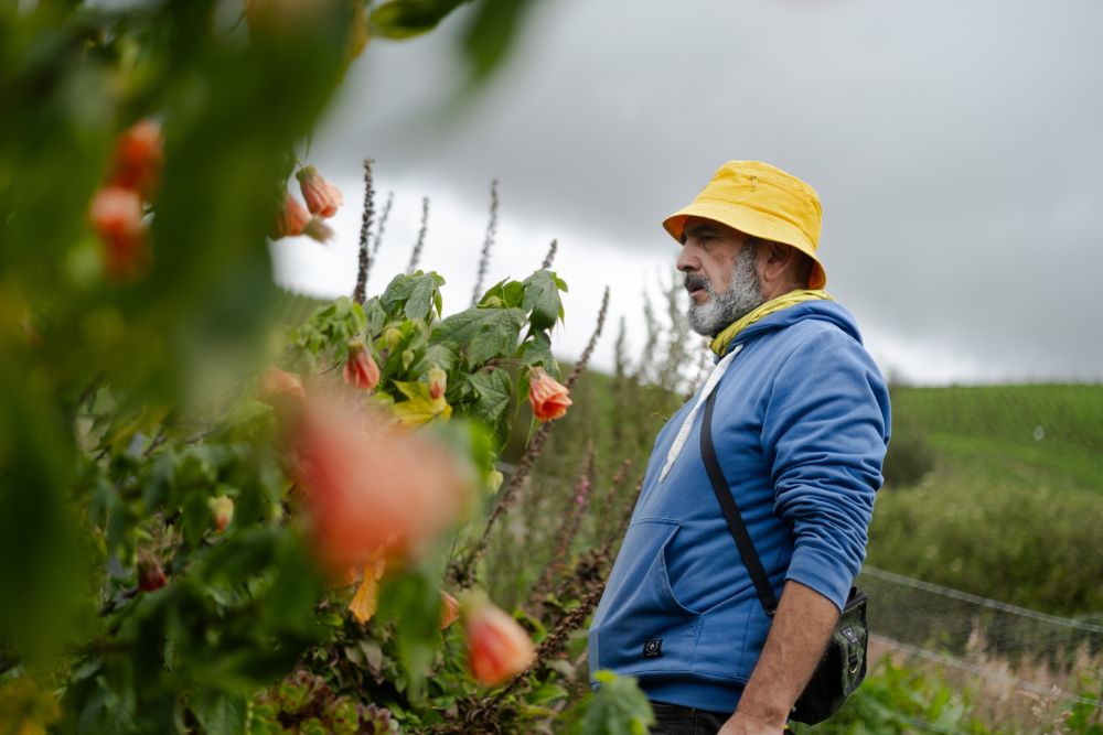 Imagen relacionada con un productor rural desempeñando una actividad agropecuaria