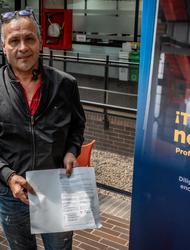 Imagen relacionada con una persona mayor de 50 años que recibe asesoría en empleabilidad