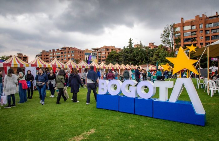 Imagen relacionada con grupo de asistentes a una feria de Hecho en Bogotá