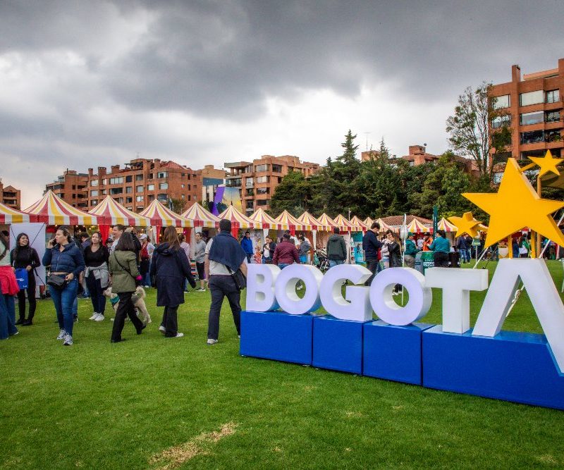 Imagen relacionada con grupo de asistentes a una feria de Hecho en Bogotá