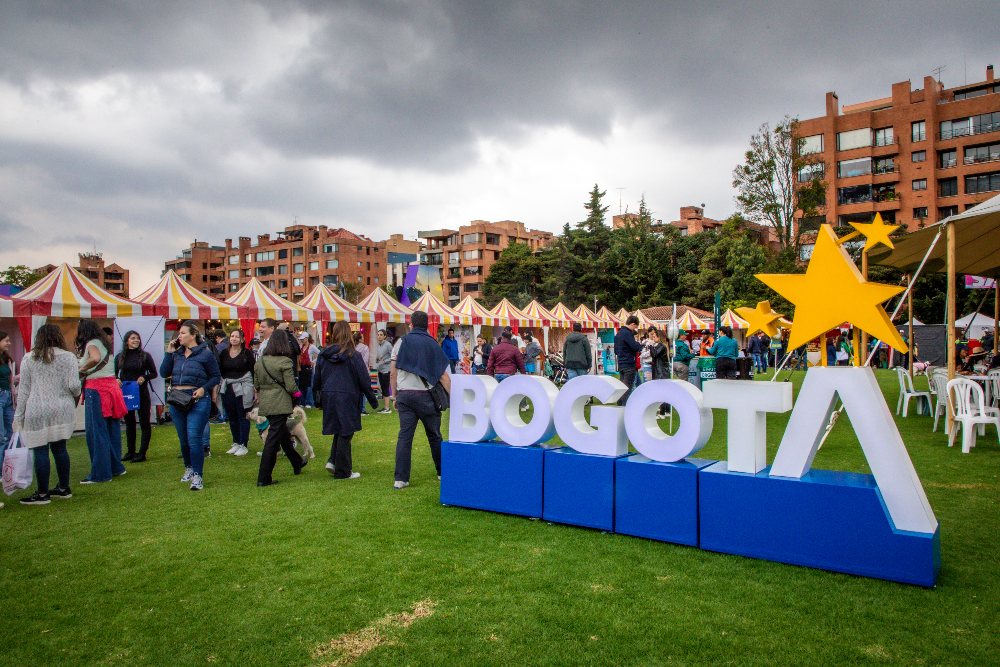 Imagen relacionada con grupo de asistentes a una feria de Hecho en Bogotá