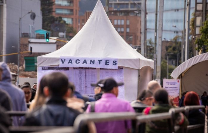 Imagen de un gruo amplio de personas en una feria de empleo abierta, en el norte deBogotá