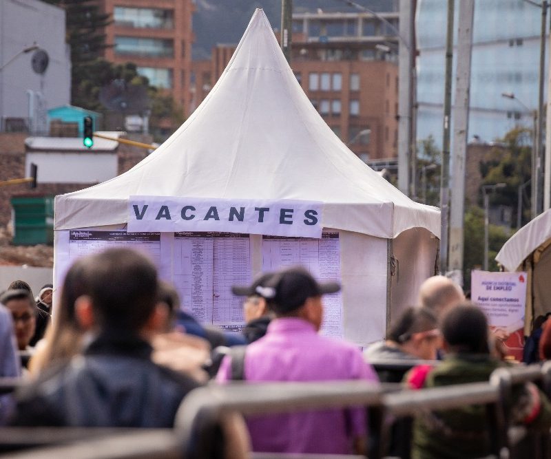 Imagen de un gruo amplio de personas en una feria de empleo abierta, en el norte deBogotá
