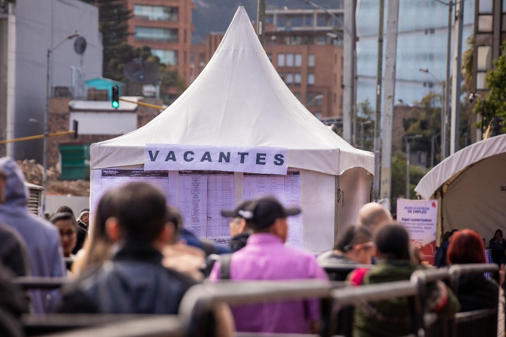 Imagen de un gruo amplio de personas en una feria de empleo abierta, en el norte deBogotá