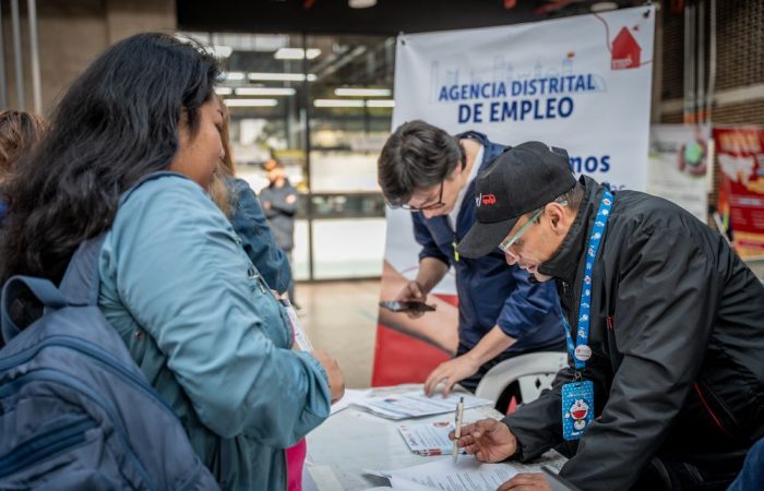 Imagen relacionada con personas que se inscriben a una feria de empleo