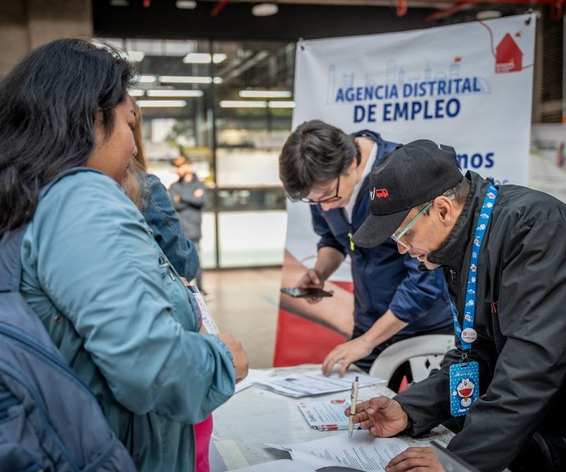 Imagen relacionada con personas que se inscriben a una feria de empleo