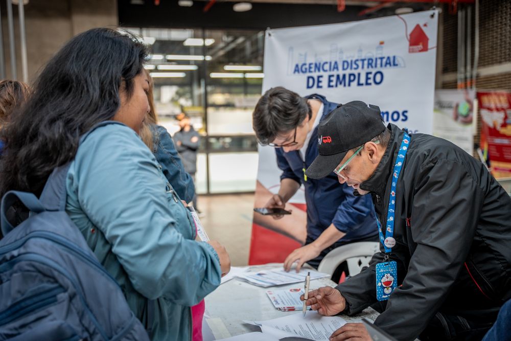 Imagen relacionada con personas que se inscriben a una feria de empleo