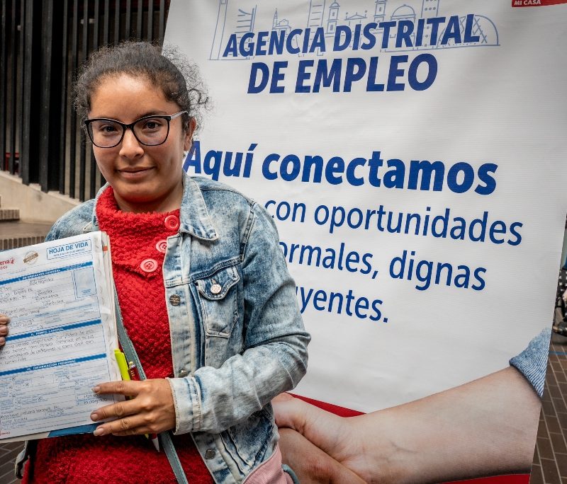 Imagen relacionada con una mujer joven en una feria de empleo